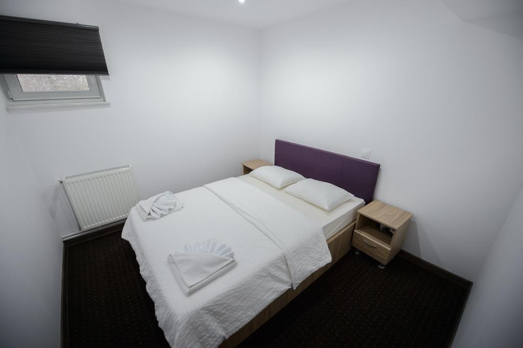 Pensión Casa Dinii 3*